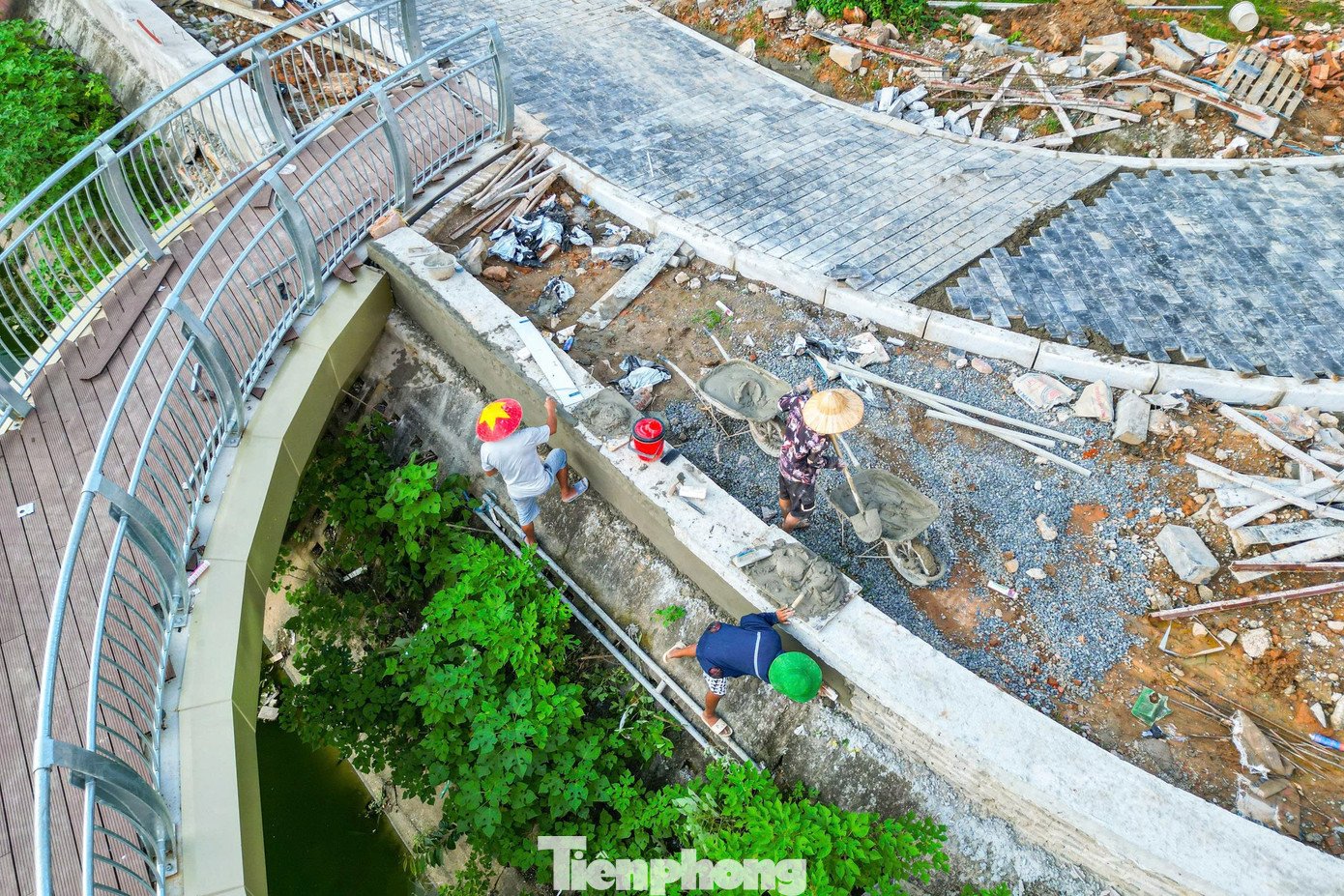 Cầu đi bộ hình cây đàn lạ trong công viên Nghĩa Đô - 13
