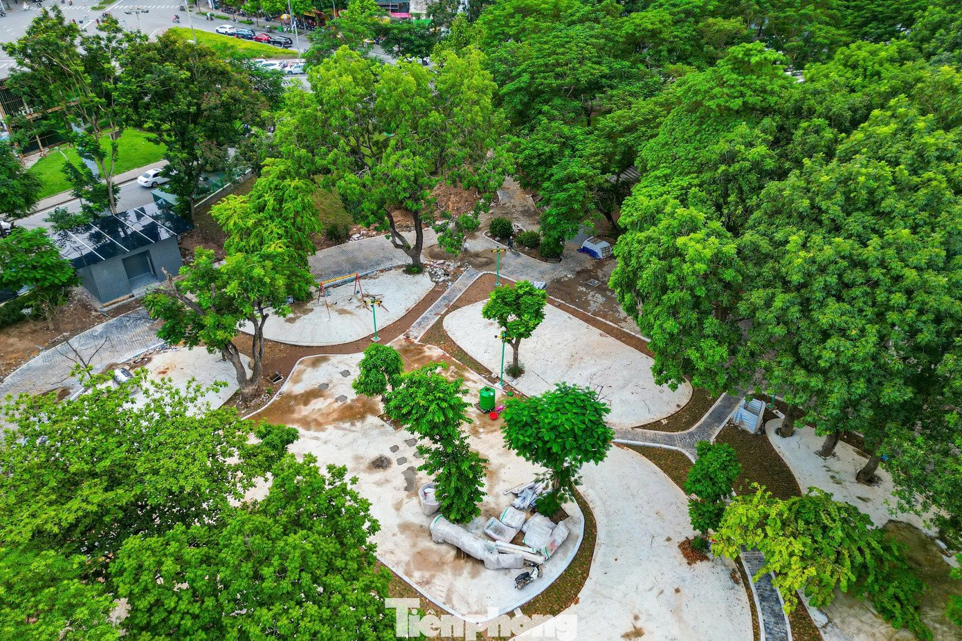 Cầu đi bộ hình cây đàn lạ trong công viên Nghĩa Đô - 16