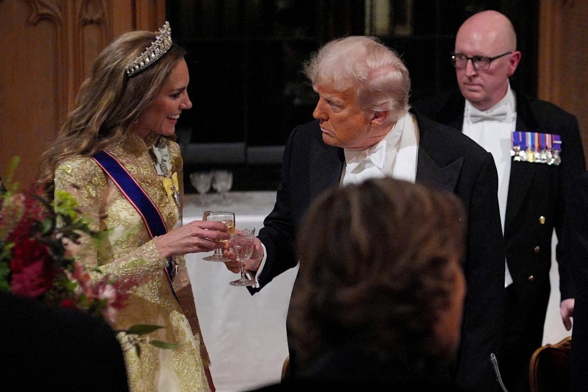 Ông Trump cụng ly với Công nương Kate trong buổi tiệc ở lâu đài Windsor. Ảnh: AFP. Ông Trump cụng ly với Công nương Kate trong buổi tiệc ở lâu đài Windsor. Ảnh: AFP.