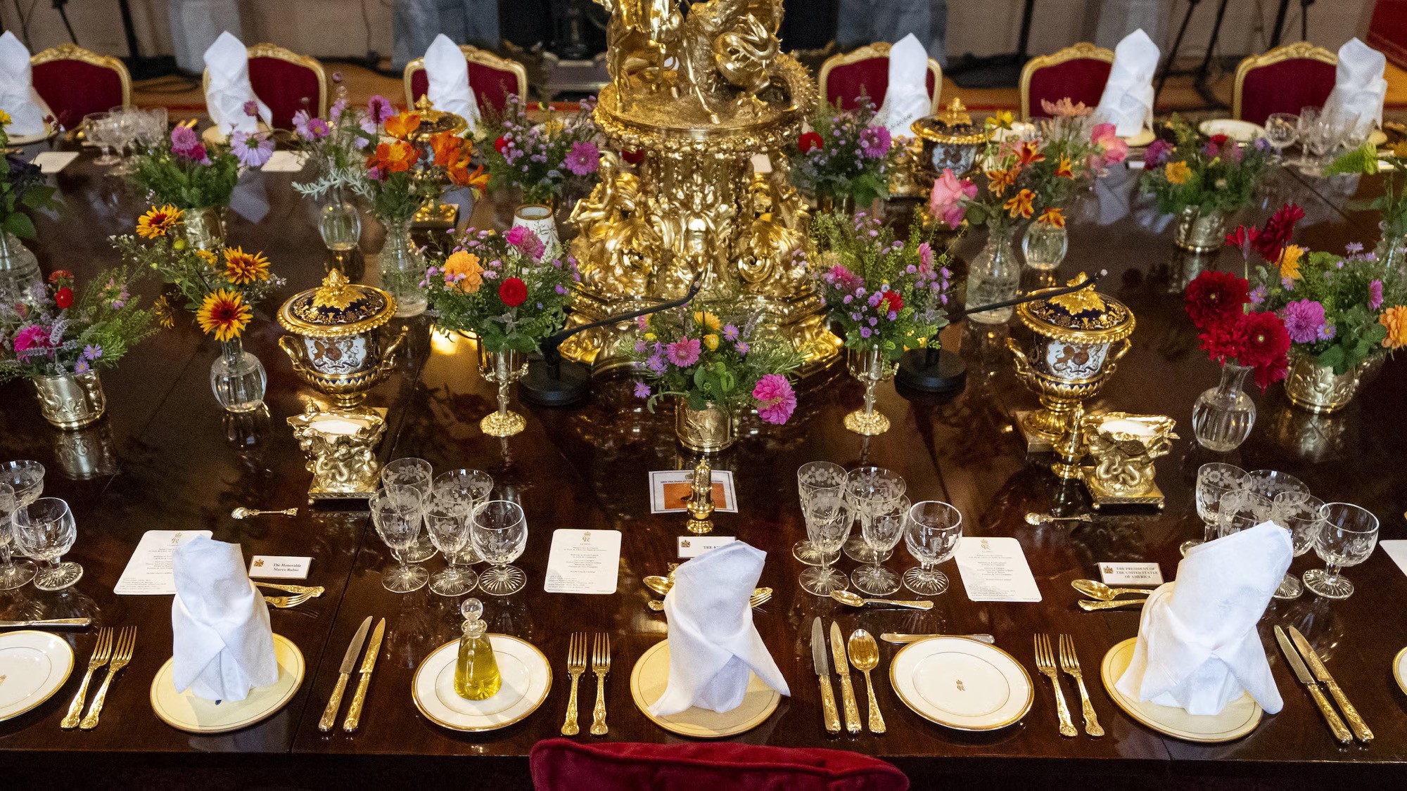 Trên bàn tiệc là các đồ dùng bằng vàng và hoa được hái bằng tay từ khuôn viên lâu đài Windsor. Ảnh: Reuters. Trên bàn tiệc là các đồ dùng bằng vàng và hoa được hái bằng tay từ khuôn viên lâu đài Windsor. Ảnh: Reuters.