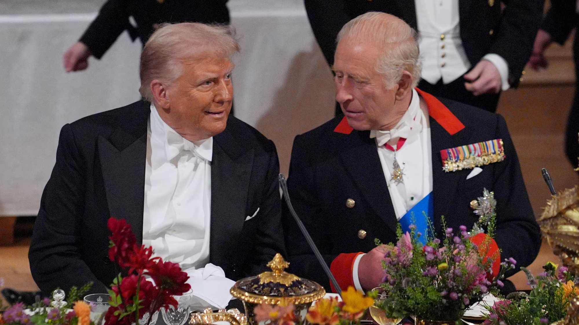Vua Anh Charles ngồi cạnh ông Trump ở vị trí trung tâm. Ảnh: Reuters. Vua Anh Charles ngồi cạnh ông Trump ở vị trí trung tâm. Ảnh: Reuters.