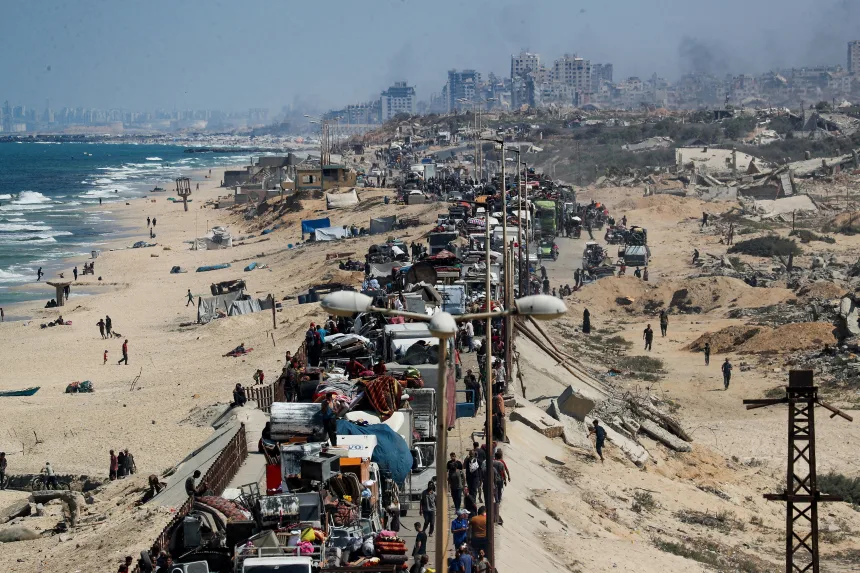 Hàng ngàn người dân Palestine tìm cách sơ tán khỏi Gaza City. Ảnh: Reuters.
