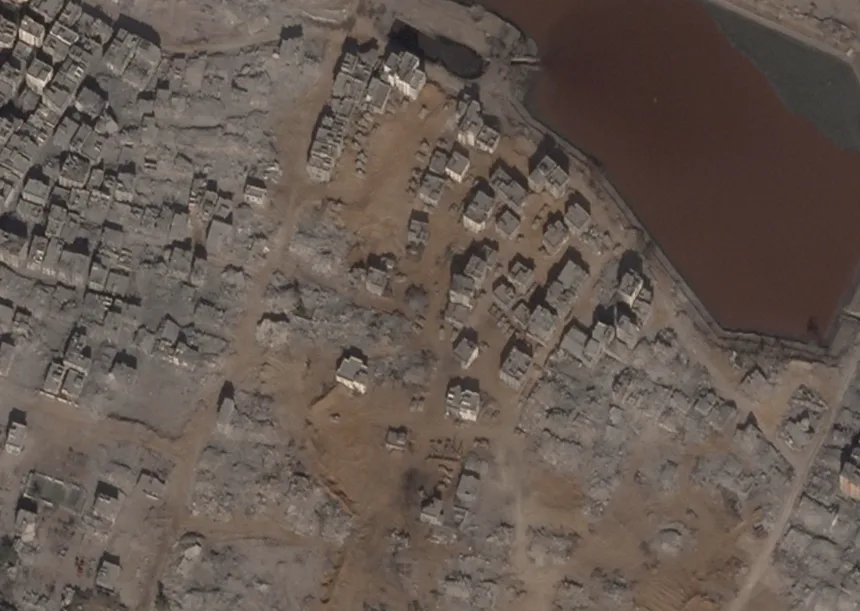 Xe tăng và binh sĩ Israel hiện đang tập kết ở khu vực hồ Sheikh Radwan, phía bắc Gaza City. Ảnh: CNN/Planet Labs.