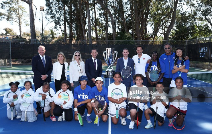 Federer tham gia lễ khánh thành sáu sân tennis