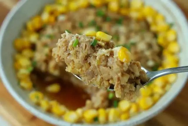 Sau khi chín, rắc thêm hành lá, rưới nhẹ chút nước tương lên mặt để dậy hương vị.