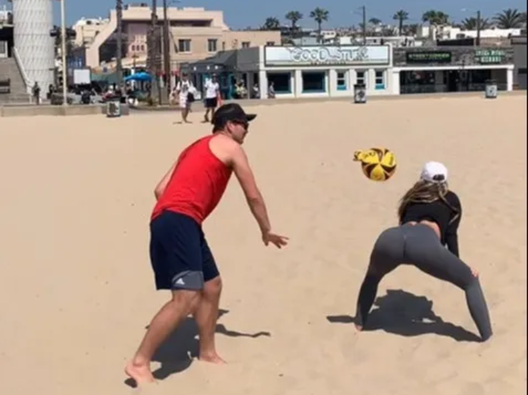 Cô cũng gây xôn xao với clip dùng "vòng 3" để chơi bóng chuyền