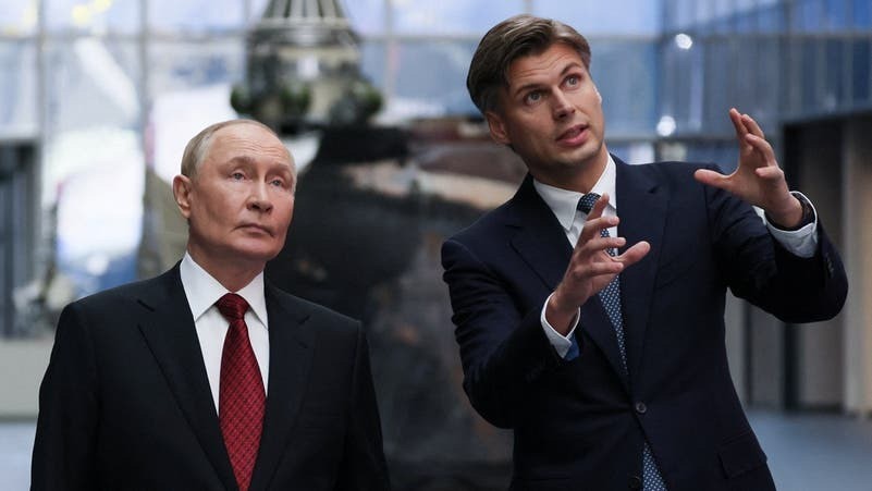 Tổng thống Nga Vladimir Putin và Giám đốc Cơ quan vũ trụ Nga Dmitry Bakanov. Ảnh: Reuters