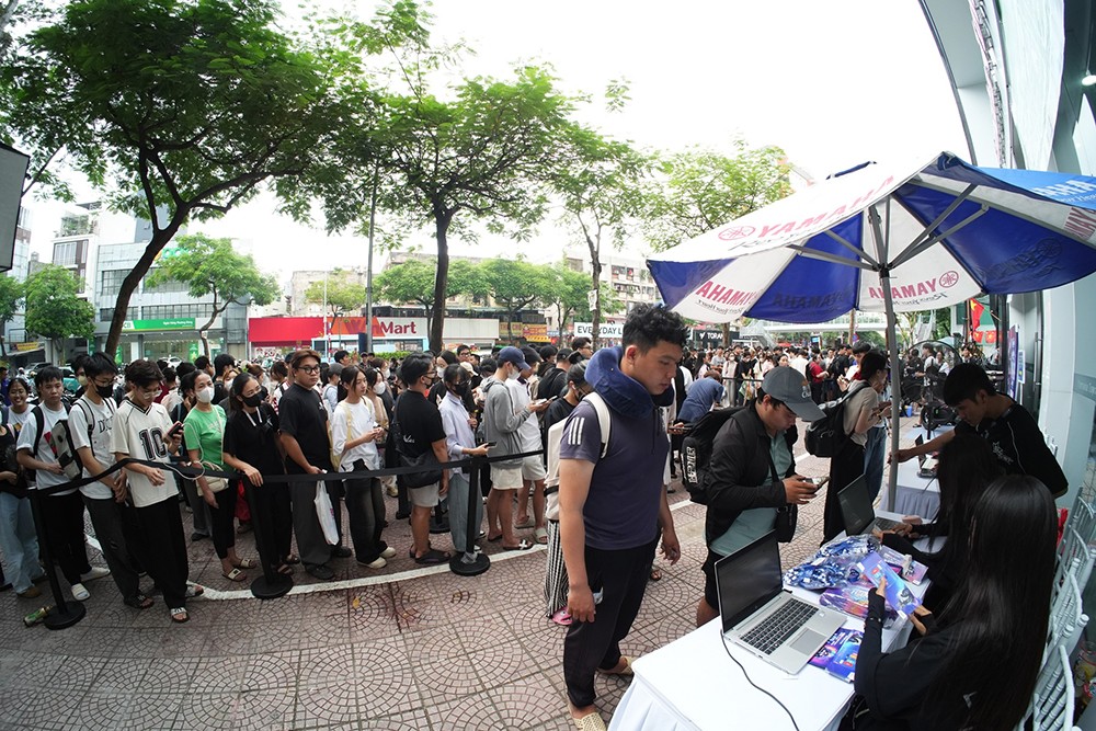 Hàng dài người hâm mộ xếp hàng chờ lấy vé