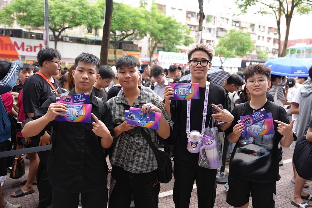 Các bạn trẻ hào hứng check-in cùng vé “Yamaha PHIÊU Concert”