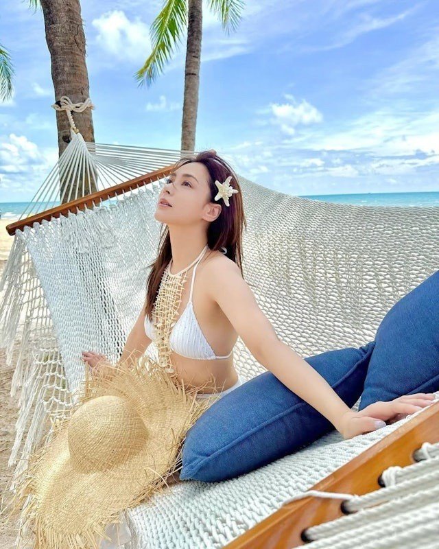 Chung Hân Đồng trẻ trung thách thức tuổi tác ở tuổi 44.