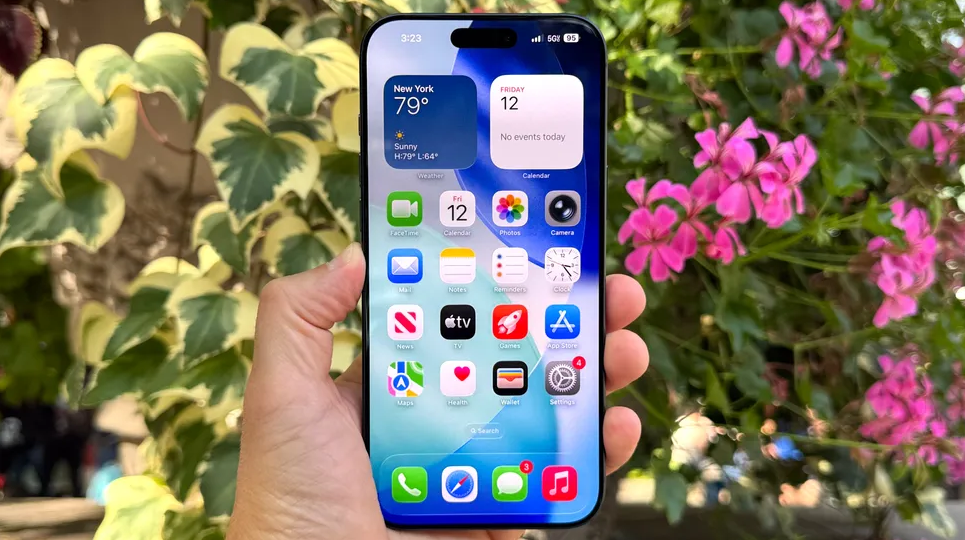 iPhone 17 Pro Max có màn hình siêu sáng.