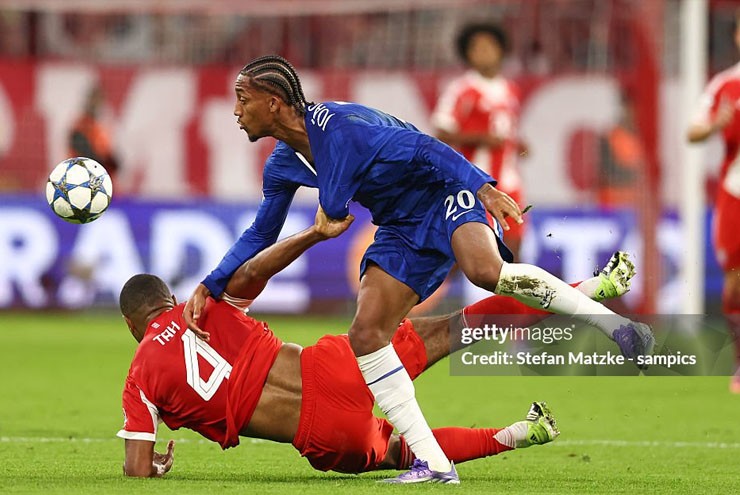 Pha bóng Tah phạm lỗi với Pedro