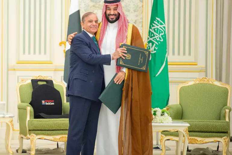 Thái tử Ả Rập Saudi Mohammed bin Salman và Thủ tướng Pakistan Shehbaz Sharif sau thời điểm hai bên ký hiệp ước phòng thủ chung. Ảnh: Reuters.
