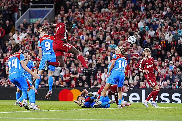 Konate suýt nữa đánh đầu tung lưới Atletico ở tình huống này