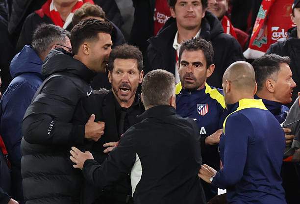 HLV Simeone bị thẻ đỏ vì gây gổ với CĐV Liverpool