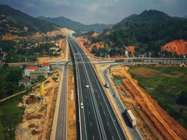 Cao tốc Vạn Ninh - Cam Lộ thông xe, cùng với cao tốc Vũng Áng - Bùng góp phần kết nối toàn tuyến cao tốc từ Bắc vào đến Huế
