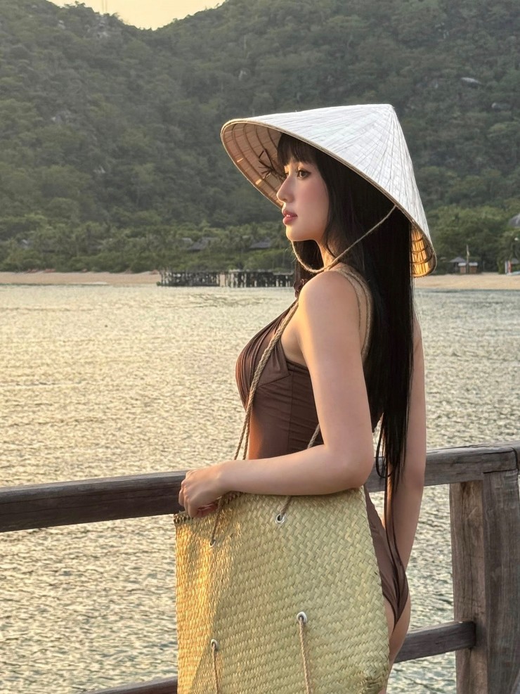 Tâm Tít, tên thật là Phạm Thanh Tâm, sinh ngày 29 tháng 3 năm 1989 tại Hà Nội. Cô từng là một trong những hot girl nổi bật và được yêu mến nhất vào cuối thập niên 2000.
