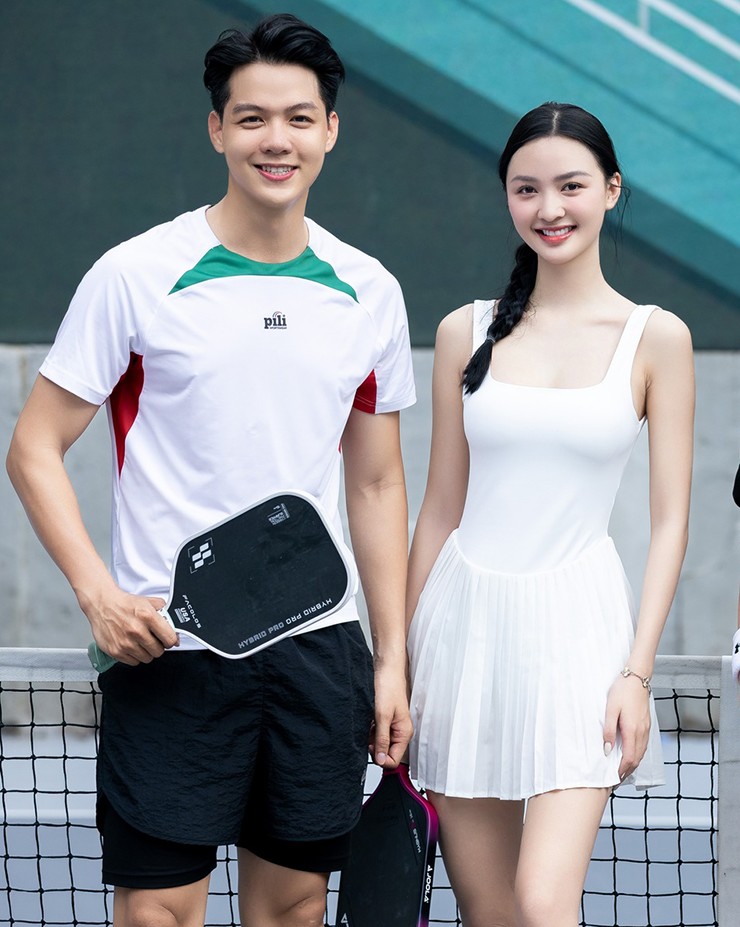 Hoàng Nghĩa cho rằng nên các hành động quá thân mật, tránh làm các đồng đội nữ khó xử