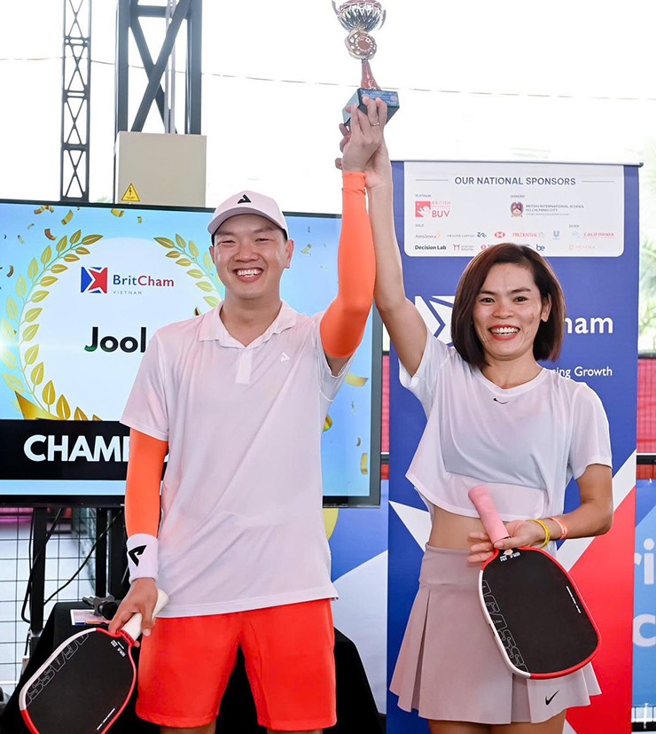 HLV Hữu Tài khẳng định tay vợt đã có vợ cần tránh ăn mừng tiếp xúc thân thể với đồng đội nữ