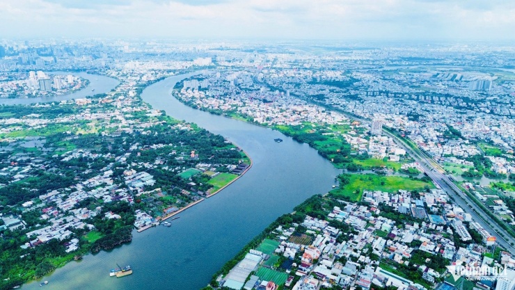 Phía bờ Đông của phường Bình Quới là một không gian đô thị phát triển chạy dọc tuyến đường Phạm Văn Đồng, kết nối sân bay Tân Sơn Nhất. Ảnh: TK.