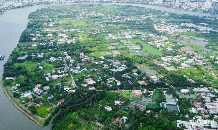 Trong khi đó, phường Bình Quới như một làng quê giữa TPHCM phồn hoa với những con đường nhỏ rợp bóng dừa, những mảng vườn xanh mướt... Ảnh: TK.