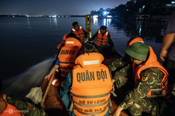 Hai giờ trục vớt bom tấn gần cầu Long Biên - 1