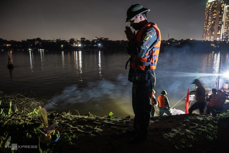 Hai giờ trục vớt bom tấn gần cầu Long Biên - 3