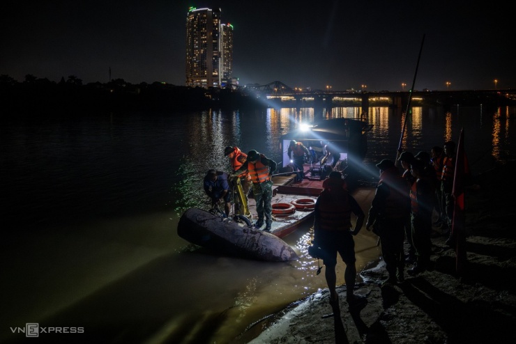 Hai giờ trục vớt bom tấn gần cầu Long Biên - 5