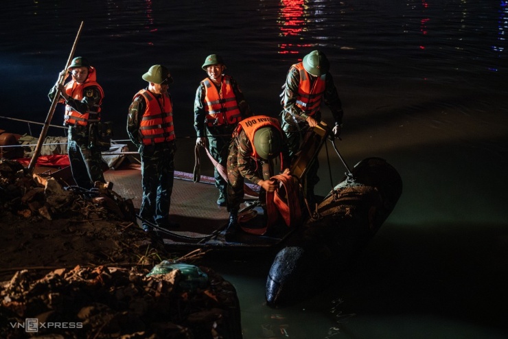 Hai giờ trục vớt bom tấn gần cầu Long Biên - 6