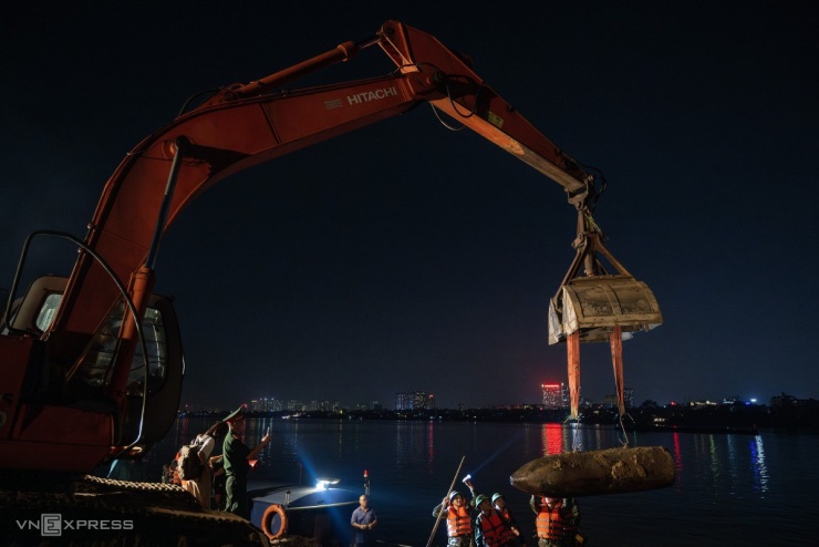 Hai giờ trục vớt bom tấn gần cầu Long Biên - 7