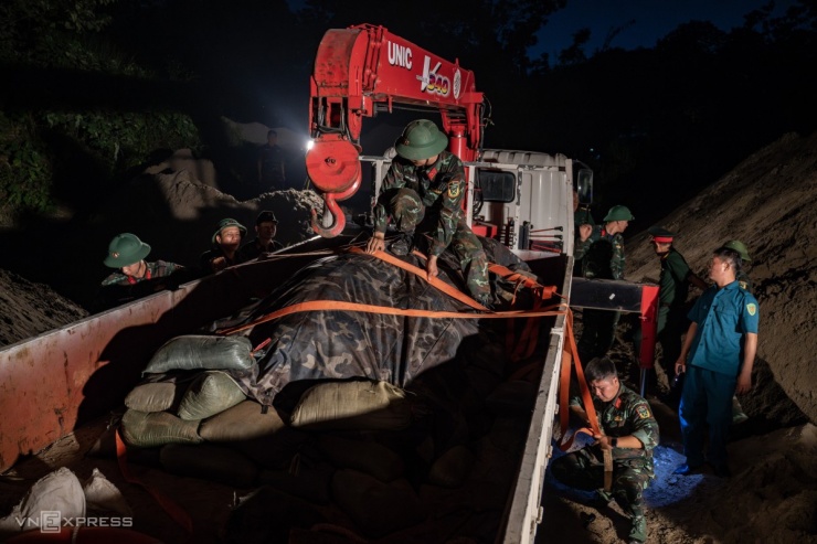 Hai giờ trục vớt bom tấn gần cầu Long Biên - 9