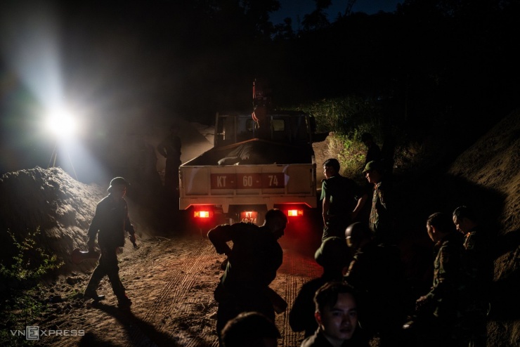 Hai giờ trục vớt bom tấn gần cầu Long Biên - 11