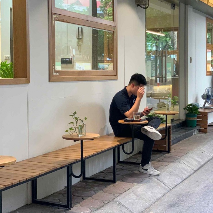 Giọt Cafe có khu vực dành riêng cho khách hút thuốc lá. Ảnh: Duy Anh