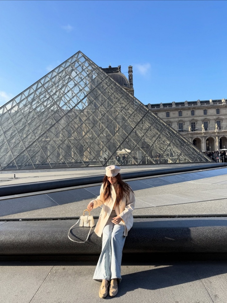 Nhân chuyến công tác ở Anh, Lương Thùy Linh tranh thủ khám phá một số nước châu Âu. Tạo dáng bên bảo tàng Louvre nổi tiếng Paris, hoa hậu diện set đồ ấm áp, thanh lịch. Cô sử dụng đôi loafer Summer Walk của Loro Piana để thuận tiện cho việc đi lại.