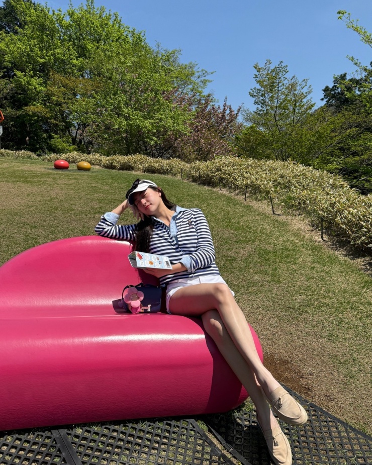 Lương Thùy Linh diện 'giày lười của giới tỷ phú' vi vu khắp nơi - 2