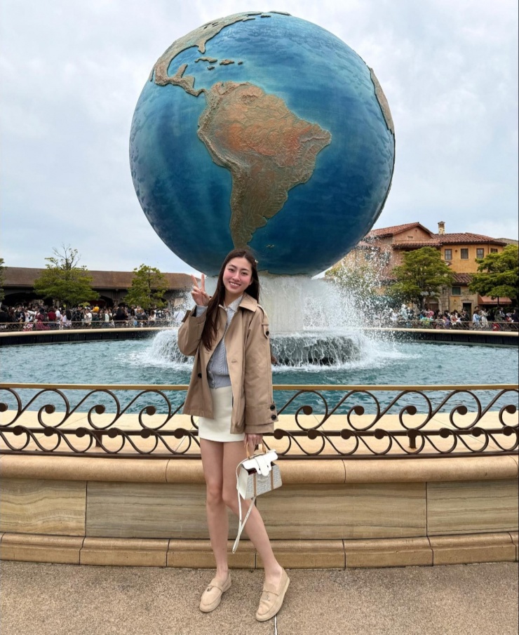 Khi được bạn bè hỏi xin cảm nhận về mẫu giày đình đám, Lương Thùy Linh cho biết 'nên mua'. Nhiều tín đồ thời trang cho rằng thiết kế này êm ái đến mức họ có thể đi cả ngày mà không mỏi chân nên rất thích hợp với những chuyến du lịch.