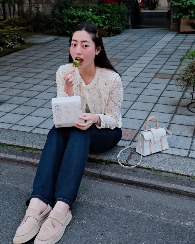 Lương Thùy Linh chọn thiết kế màu nâu be da lộn, giúp cô dễ dàng mix-match với nhiều kiểu trang phục thanh lịch. Cô còn thích kết hợp cùng những chiếc túi xách cũng là biểu tượng giới thượng lưu như Goyard, Hermes.