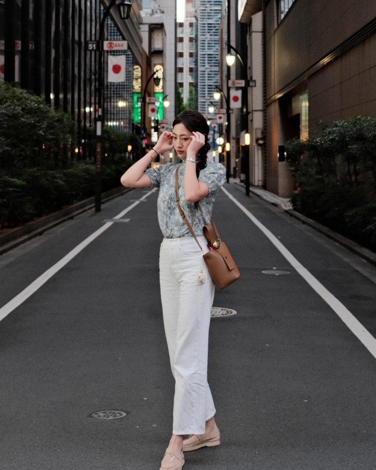 Đôi Summer Walk có giá 1.100 USD (gần 30 triệu đồng) tạo cơn sốt trong showbiz Việt gần đây. Ngoài Lương Thùy Linh còn có nhiều sao Việt yêu thích mẫu giày này.