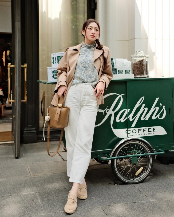 Trong chuyến công tác Nhật Bản trước đó, hoa hậu cũng liên tục chưng diện thiết kế loafer được cô khen 'rất êm ái' này.