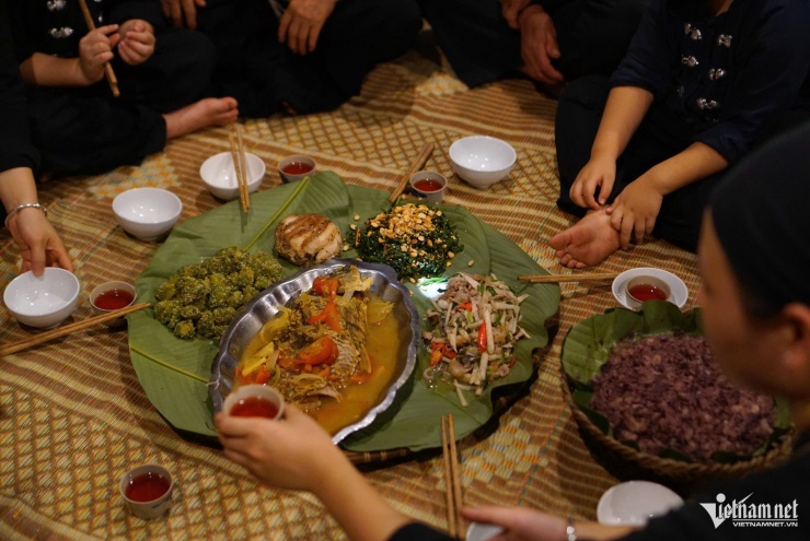 Xôi trám là đặc sản trong mâm cơm mời khách ở Thái Hải vào tháng 7-9 âm lịch. Ảnh: Linh Trang