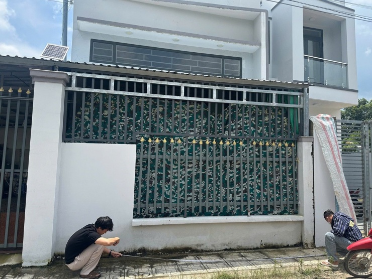 Lô đất có chiều ngang gần 5m của gia đình chị Thảo đã bị hàng xóm sử dụng xây nhà kiên cố. Ảnh: X.A