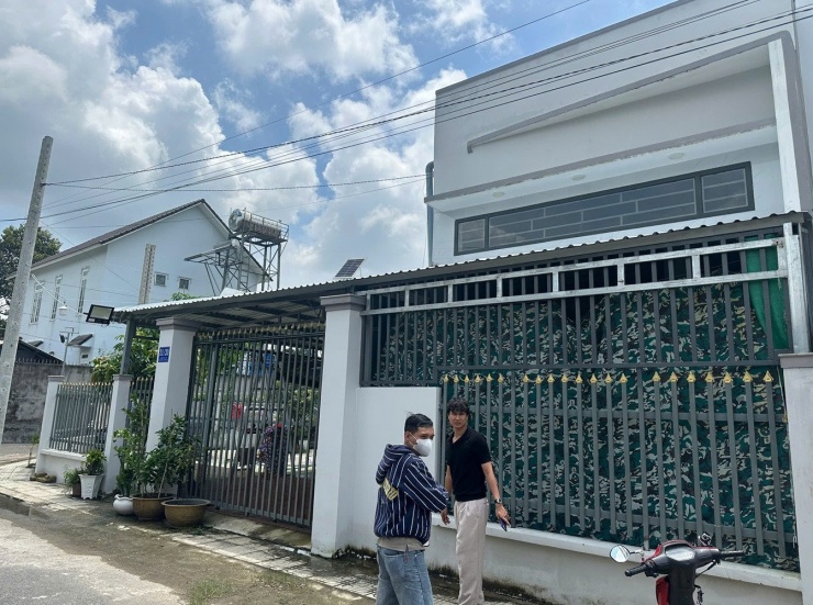 Căn nhà bị người hàng xóm "xây nhầm" hoàn toàn trên đất của gia đình chị Thảo. Ảnh: X.A