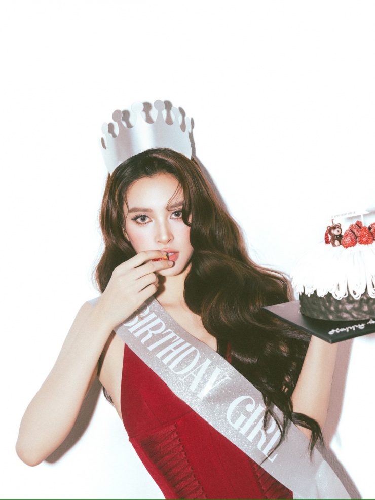 Tiểu Vy đón tuổi 25 hôm 23/8 bằng bộ ảnh lấy cảm hứng từ hình tượng công chúa. Hoa hậu cho biết đây là cột mốc mới, tiếp thêm động lực để cô nỗ lực cho tương lai. Trên trang Instagram hơn 917.000 lượt theo dõi, Tiểu Vy nhận hàng nghìn lời chúc từ bạn bè, đồng nghiệp và khán giả.