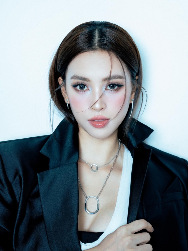 Cuộc sống Tiểu Vy sau 7 năm đăng quang Hoa hậu Việt Nam - 10