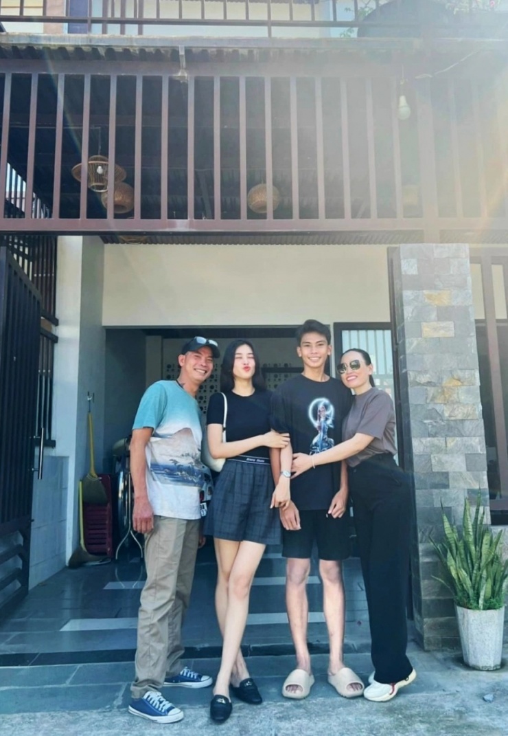 Khán giả nhận xét Tiểu Vy có sự nghiệp thành công, giữ sức hút sau nhiều năm đăng quang. Cô hiện là đại sứ của nhiều nhãn hàng, được thương hiệu quốc tế săn đón. Tháng 9/2023, người đẹp cho biết đã xây nhà mới cho bố mẹ ở quê từ số tiền tích góp sau thời gian dài làm việc.