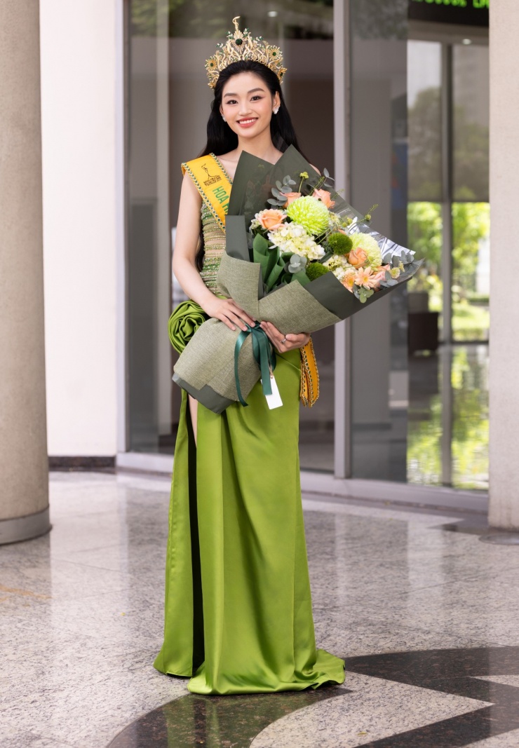 Hoa hậu Yến Nhi &#39;chỉ ngủ 2-3 tiếng mỗi ngày&#39; sau đăng quang - 4
