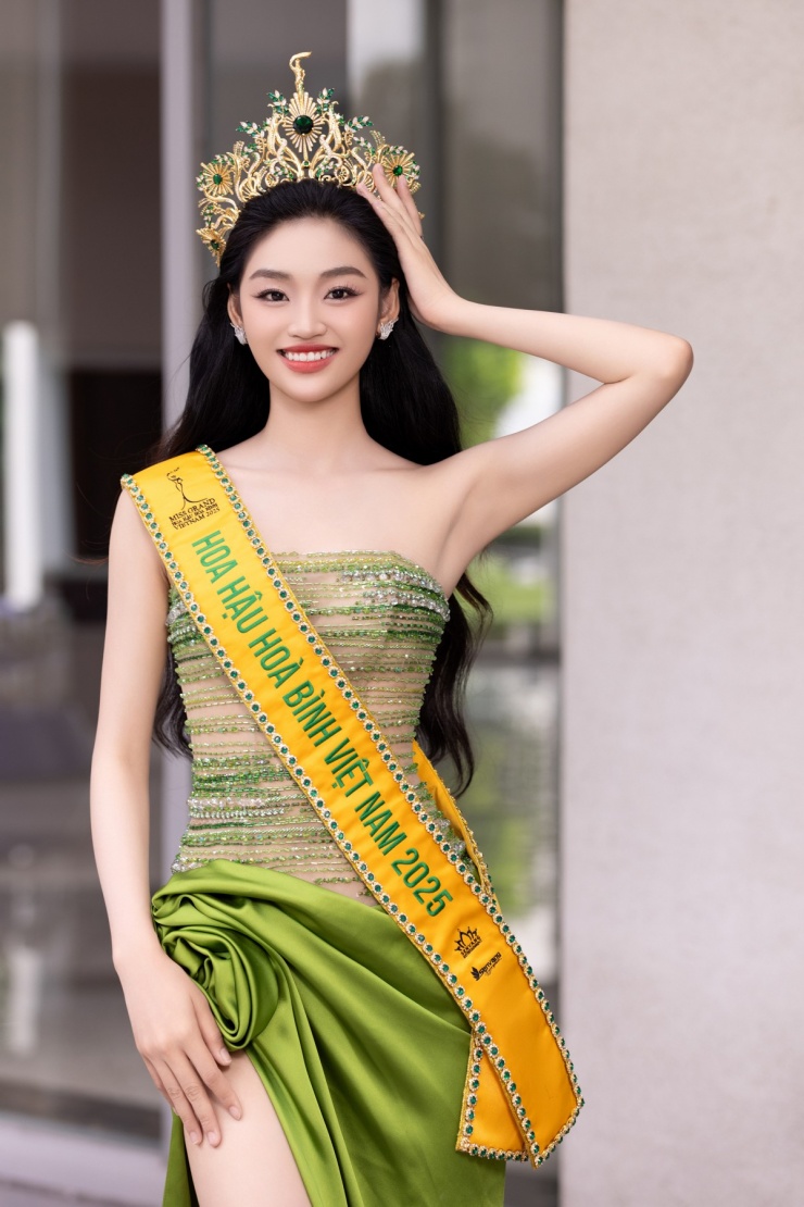 Hoa hậu Yến Nhi &#39;chỉ ngủ 2-3 tiếng mỗi ngày&#39; sau đăng quang - 3
