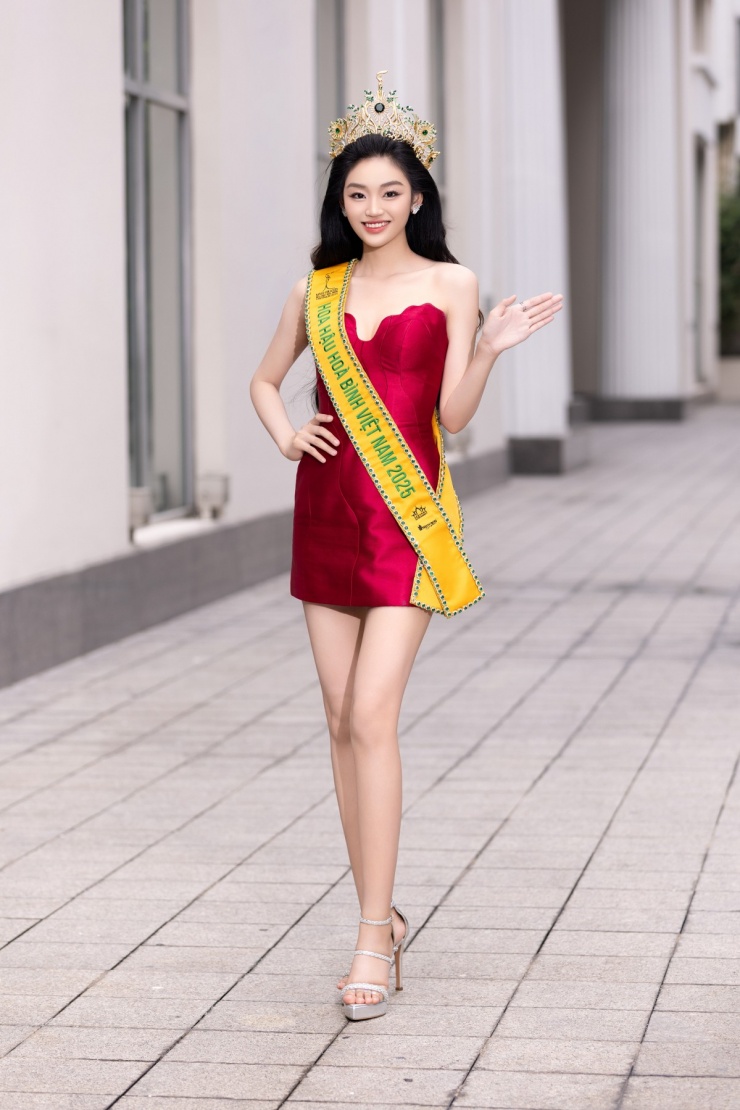 Hoa hậu Yến Nhi &#39;chỉ ngủ 2-3 tiếng mỗi ngày&#39; sau đăng quang - 9