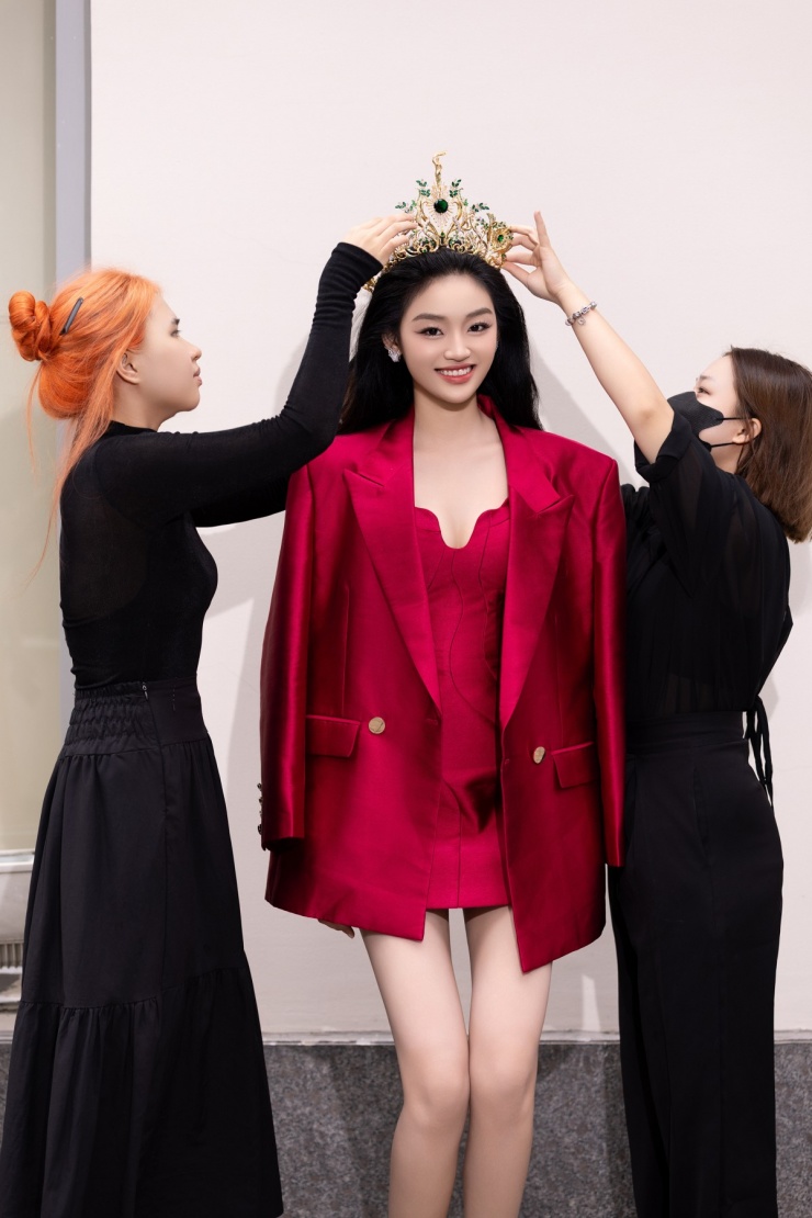 &nbsp; Yến Nhi được hai trợ lý, hai makeup - hair stylist, một photo đi cùng chăm chút.