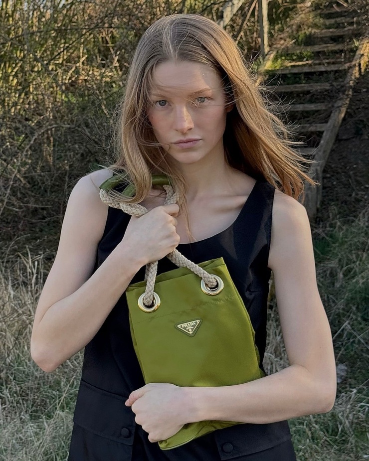 Nét đẹp mộc của Schafer trong chiến dịch hợp tác Prada. Ảnh: Prada